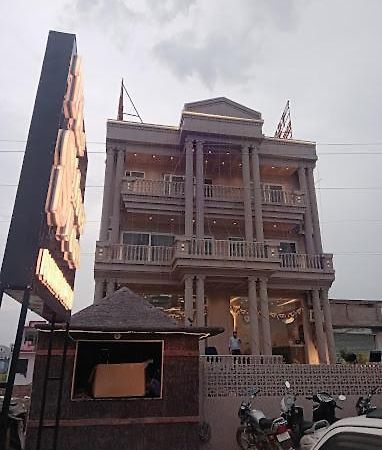 The Silver Spoon Hotel & Restaurant Būndi المظهر الخارجي الصورة