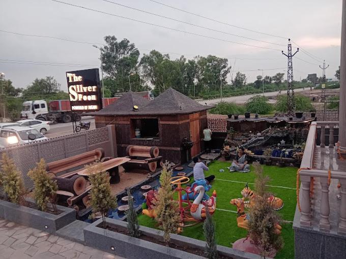 The Silver Spoon Hotel & Restaurant Būndi المظهر الخارجي الصورة